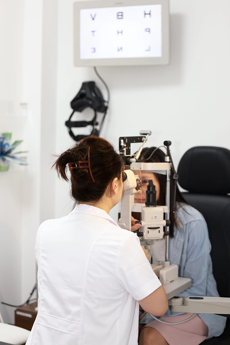Eye-Doctor-Flushing-NY-Mandy-Mei-Eye-Exam.webp